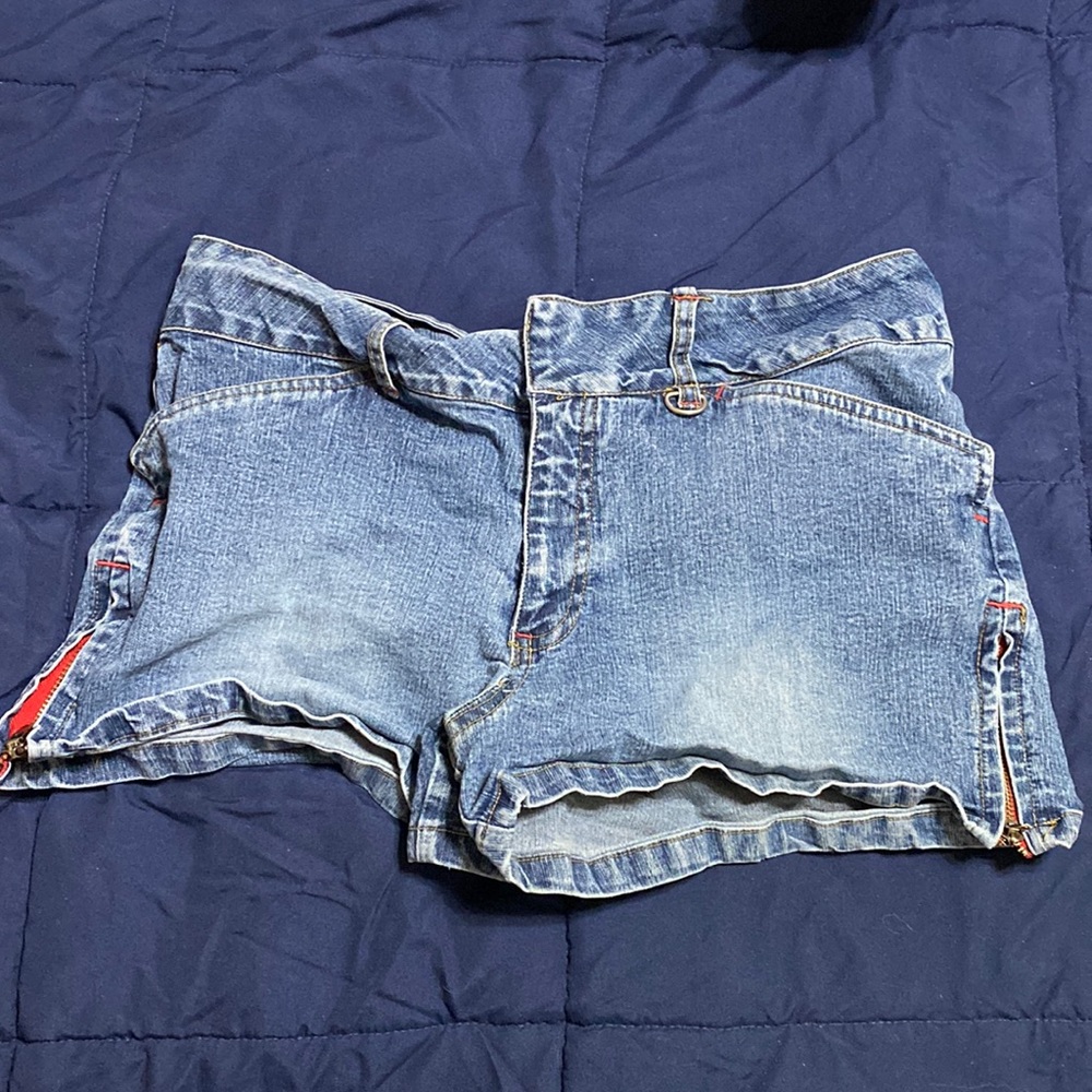 I don’t know that brand but the size is a 6.